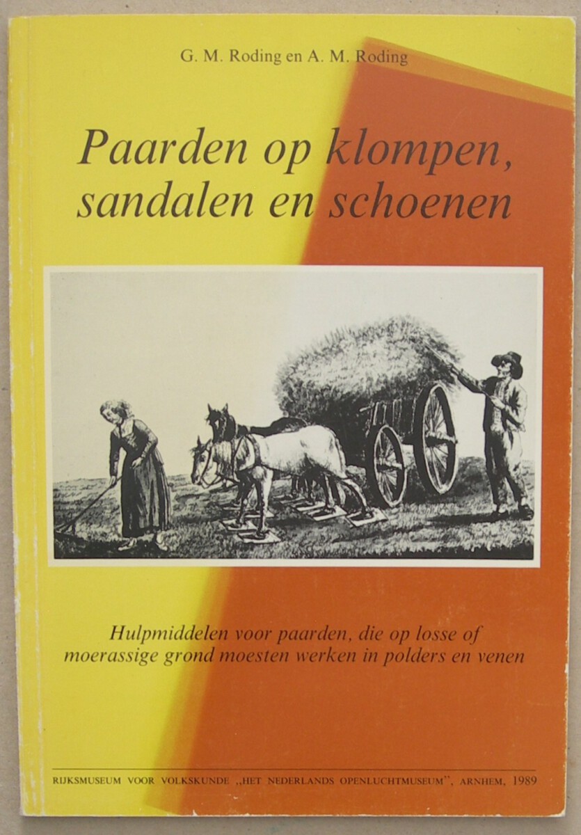 Paarden op klompen, sandalen en schoenen. Hulpmiddelen voor paarden, die op losse of moerassige grond moesten werken in polders en venen.