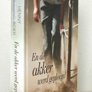 En de akker werd geploegd. Grote letter uitgave.